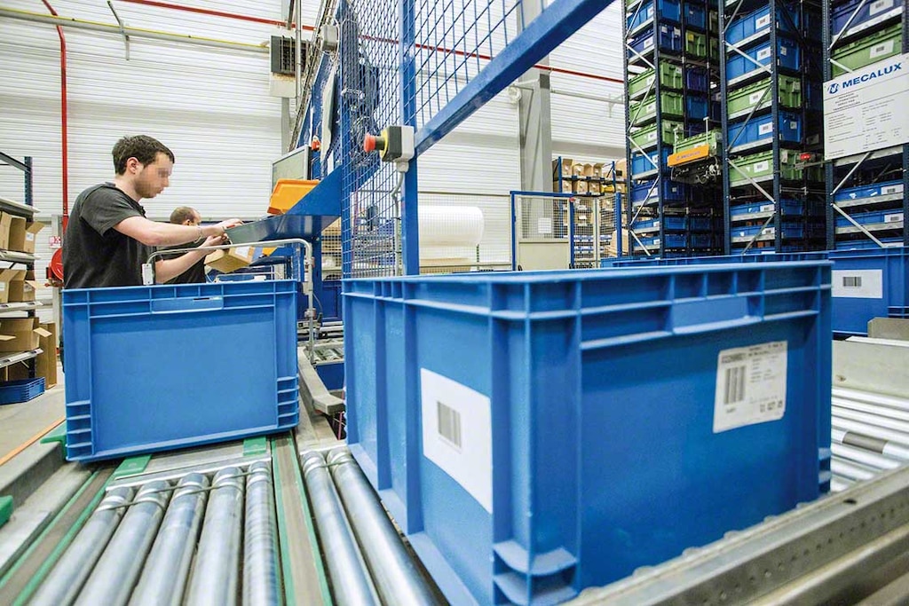 Het WMS vergemakkelijkt het opnieuw etiketteren van retourzendingen in de e-commerce en wijst deze nieuwe opslaglocaties toe. Het WMS vergemakkelijkt het opnieuw etiketteren van retourzendingen in de e-commerce en wijst deze nieuwe opslaglocaties toe.