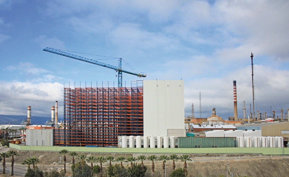 Mecalux voorgesteld een automatisch zelfdragend magazijn van 37 m hoog te bouwen, met een opslagcapaciteit van meer dan 28.000 pallets
