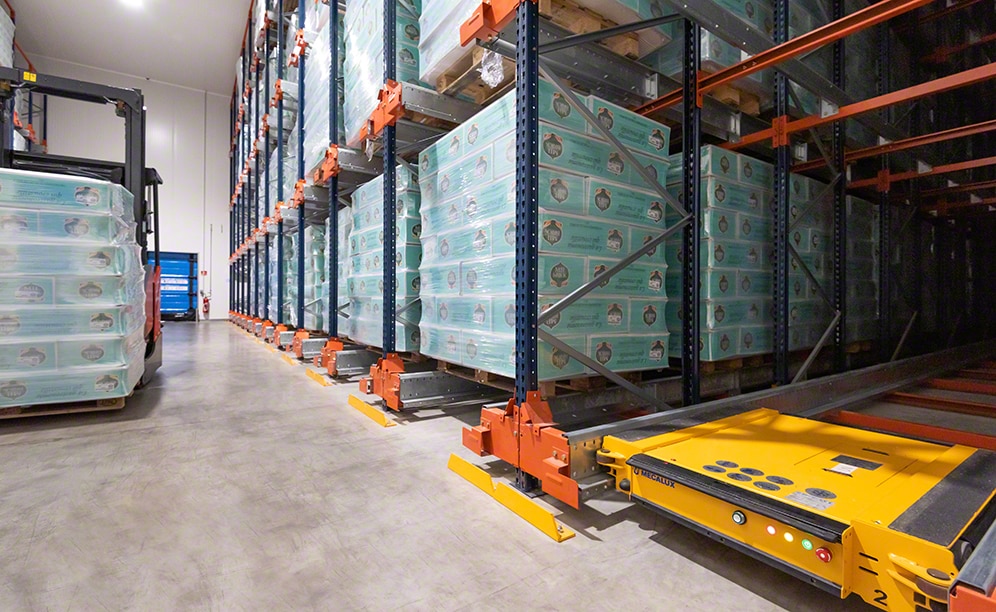 Meclux richt het magazijn voor brickvellen van Les Mille Et Une Feuilles in Meclux richt het magazijn voor brickvellen van Les Mille Et Une Feuilles in