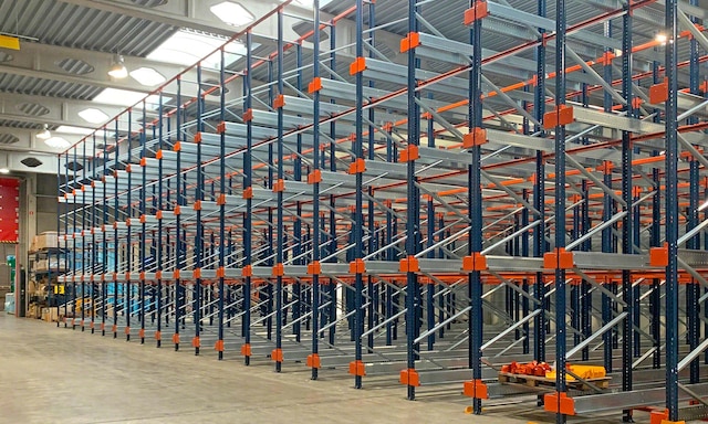 Het magazijn van Manna Foods in België is uitgerust met de Pallet Shuttle
