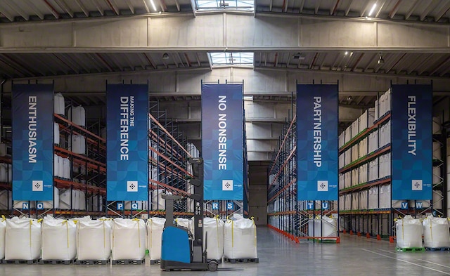 Het magazijn van Van Moer heeft een opslagcapaciteit van 15.345 pallets