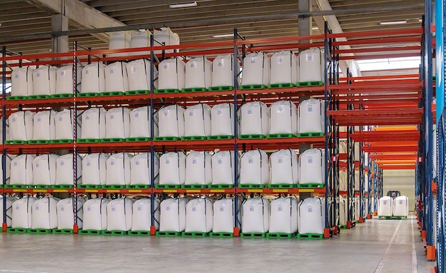 Palletstellingen van 9 m hoog met chemische producten