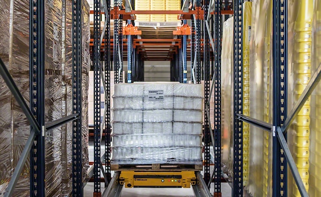 Semi-automatisch Pallet Shuttle-systeem in magazijn ANVI Plasturgie in Frankrijk