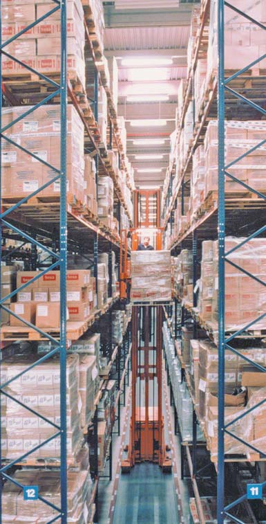Magazijn met tridirectionele smallegangentruck