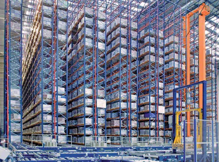 Enkeldiepe magazijnstellingen bij een bedrijf in de keramische sector dat zich richt op de bouwwereld