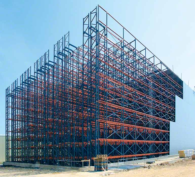 In een hoogbouwmagazijn vormen de stellingen zelf de structuur van het gebouw