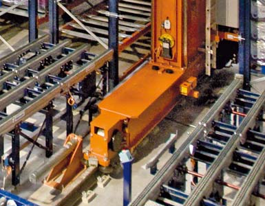  Detail van het onderframe van een magazijnkraan en een looprails 