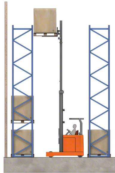 Sommige heftrucks kunnen ladingen meer dan 10 meter hoog heffen