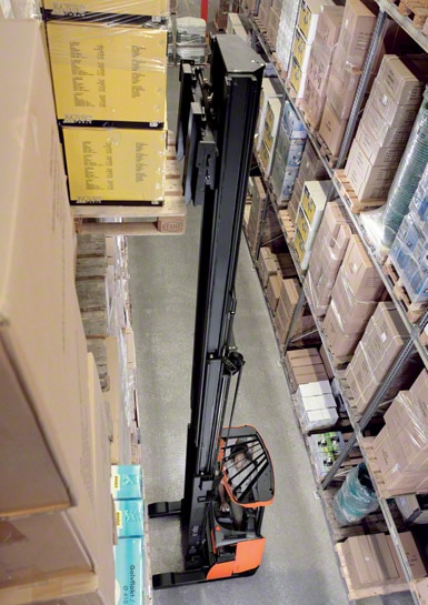 Reachtrucks worden het meest gebruikt bij het uitvoeren van werkzaamheden in magazijnen