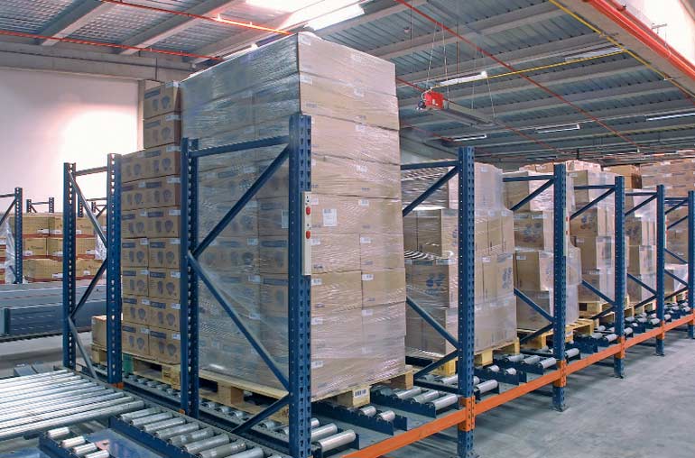 Transporteren van pallets via rollenbanen