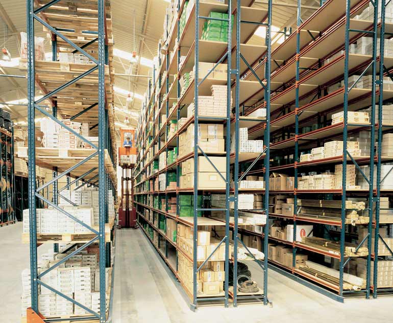 Magazijn met legbordstellingen en orderpicktrucks voor de opslag van losse magazijnbakken