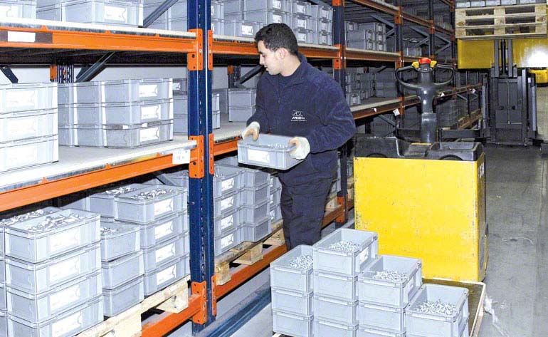 Magazijnmedewerker voert de orderpick-taken direct vanaf de pallets uit