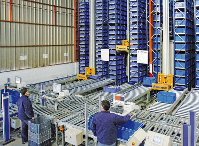 Magazijn met producten voor de ijzerwarenhandel, de industrie, de doe-het-zelf zaken en de bouw
