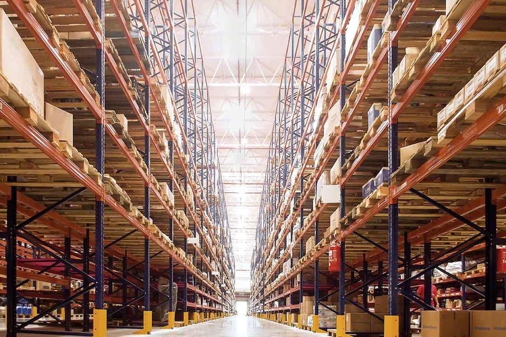 Magazijn met een groot volume aan goederen, waar Big Data de voorraden beheert Magazijn met een groot volume aan goederen, waar Big Data de voorraden beheert
