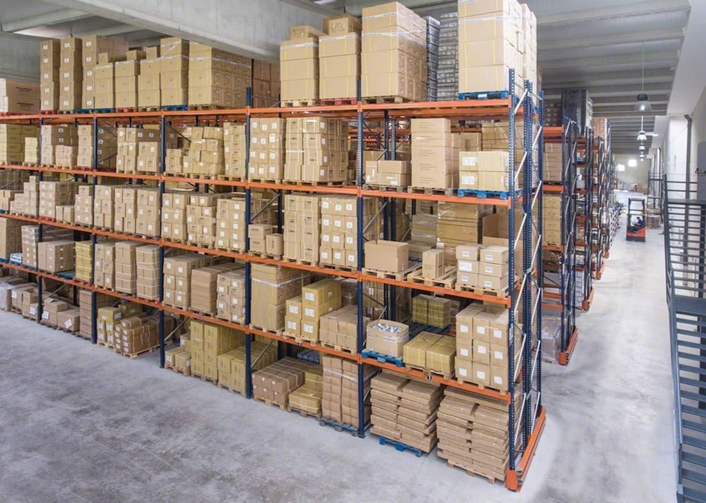 Magazijnstellingen van Mecalux in een magazijn met gepalletiseerde goederen Magazijnstellingen van Mecalux in een magazijn met gepalletiseerde goederen