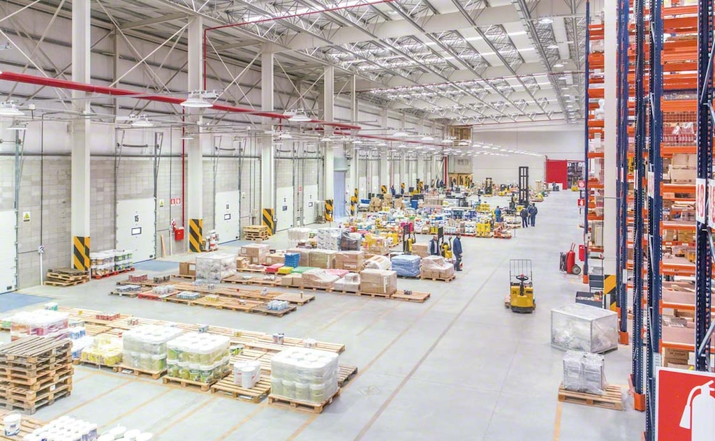 Verzendzone in een logistiek magazijn Verzendzone in een logistiek magazijn