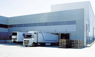 Vrachtwagens lossen goederen voor cross docking Vrachtwagens lossen goederen voor cross docking
