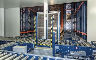 Automatisch transportbanden- en orderpickingssysteem in het magazijn van Delaviuda