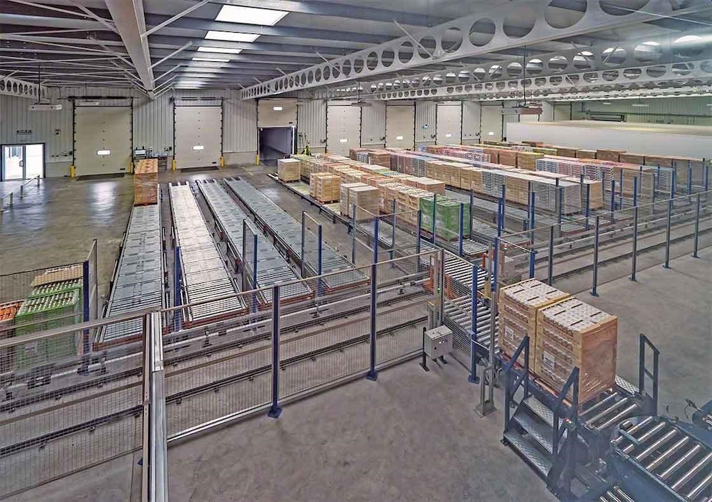 In het magazijn van Dafsa in Spanje is een transportbandensysteem geïnstalleerd dat de goederenontvangst ondersteunt