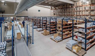 De laatste stap in het orderpickproces vindt plaats aan de kop van de stellingen De laatste stap in het orderpickproces vindt plaats aan de kop van de stellingen