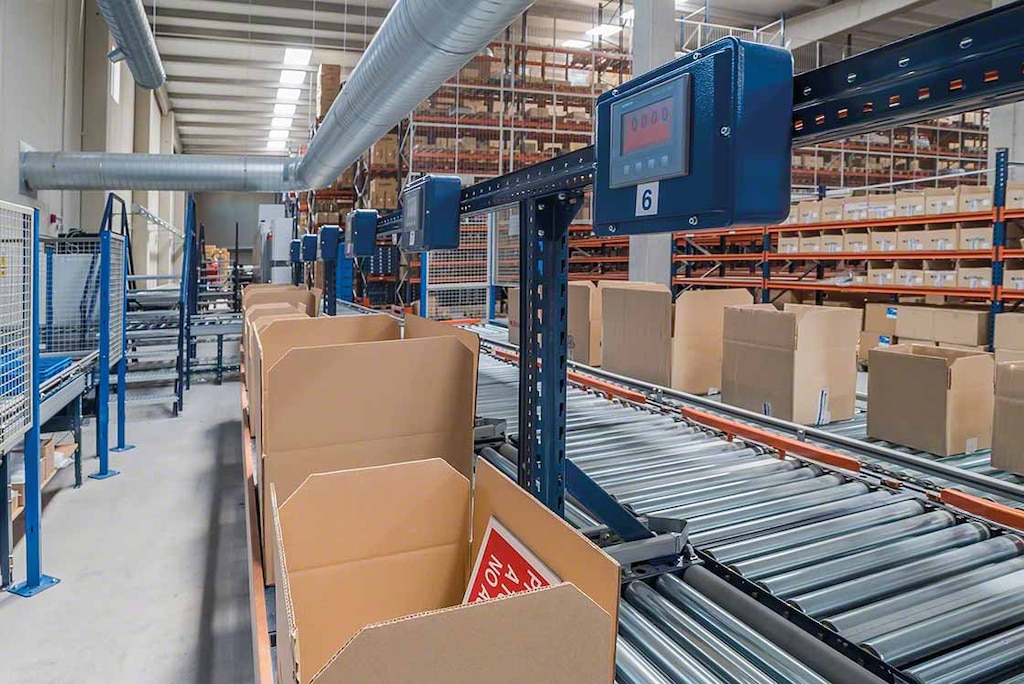 Het gebruik van standaardverpakkingen is van essentieel belang om de bestellingen in e-commerce magazijnen sneller te kunnen afhandelen Het gebruik van standaardverpakkingen is van essentieel belang om de bestellingen in e-commerce magazijnen sneller te kunnen afhandelen