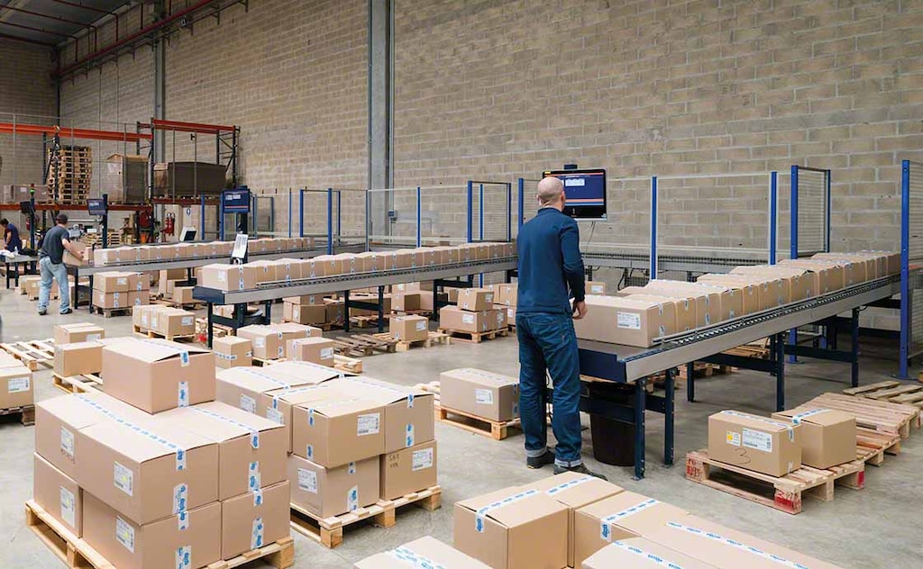 Door verstandig gebruik te maken van logistieke verpakkingen kunnen de kosten voor het verpakken van bestellingen worden verminderd Door verstandig gebruik te maken van logistieke verpakkingen kunnen de kosten voor het verpakken van bestellingen worden verminderd