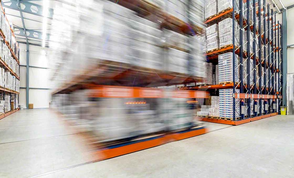 Verrijdbare magazijnstellingen besparen ruimte doordat het aantal gangpaden wordt verkleind, maar ze beperken de toegang tot de artikelen Verrijdbare magazijnstellingen besparen ruimte doordat het aantal gangpaden wordt verkleind, maar ze beperken de toegang tot de artikelen