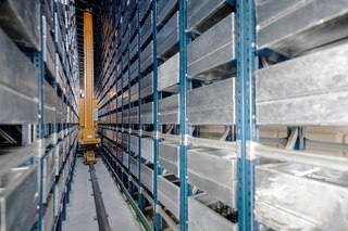 Warehouse Control System WCS: het systeem dat een automatisch magazijn aanstuurt Warehouse Control System WCS: het systeem dat een automatisch magazijn aanstuurt