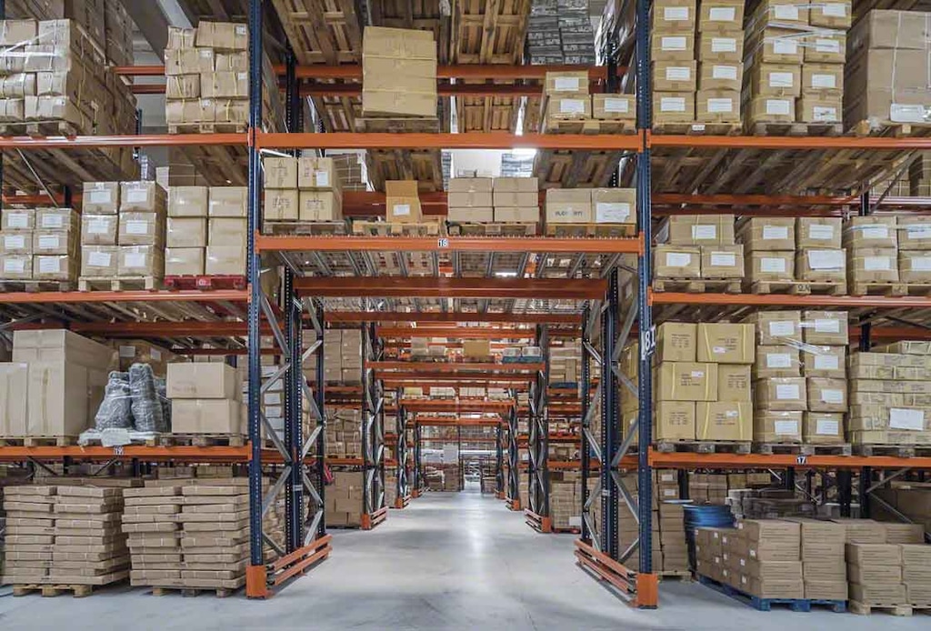 De opslagcapaciteit van het magazijn wordt geoptimaliseerd door het palletiseren van goederen