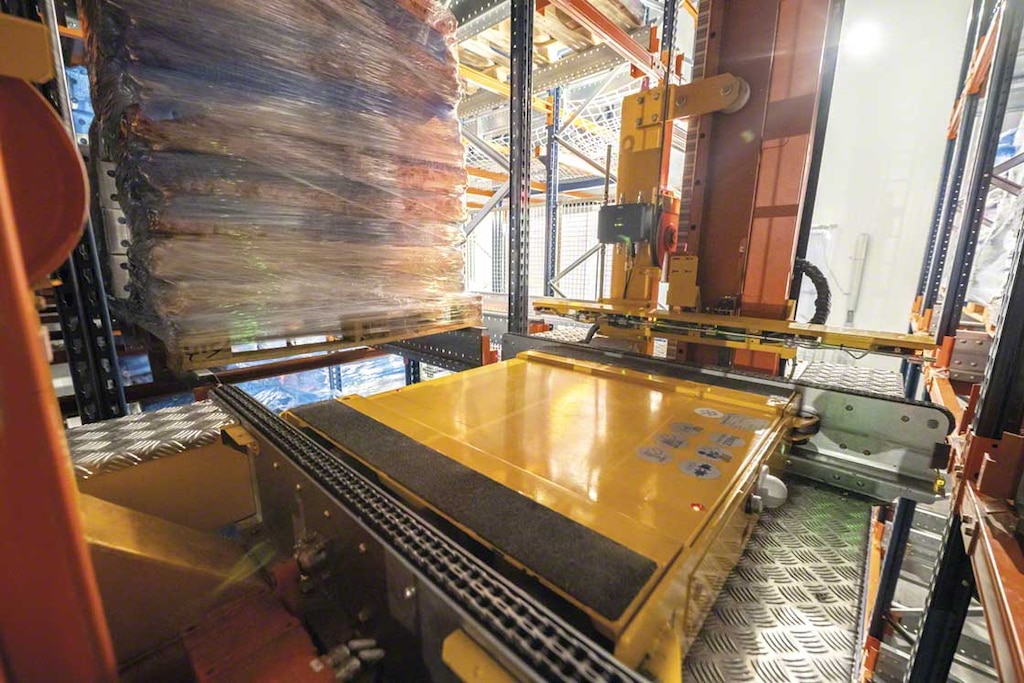 De magazijnkraan plaatst de Pallet Shuttle in het juiste opslagkanaal zodat de goederen in- of uitgeslagen kunnen worden