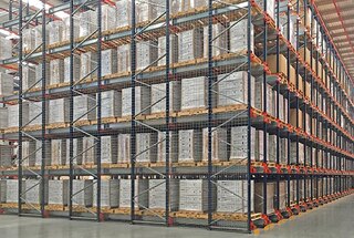 Dankzij de Pallet Shuttle kunt u de verzendingen in magazijnen met seizoensgebonden goederen stroomlijnen