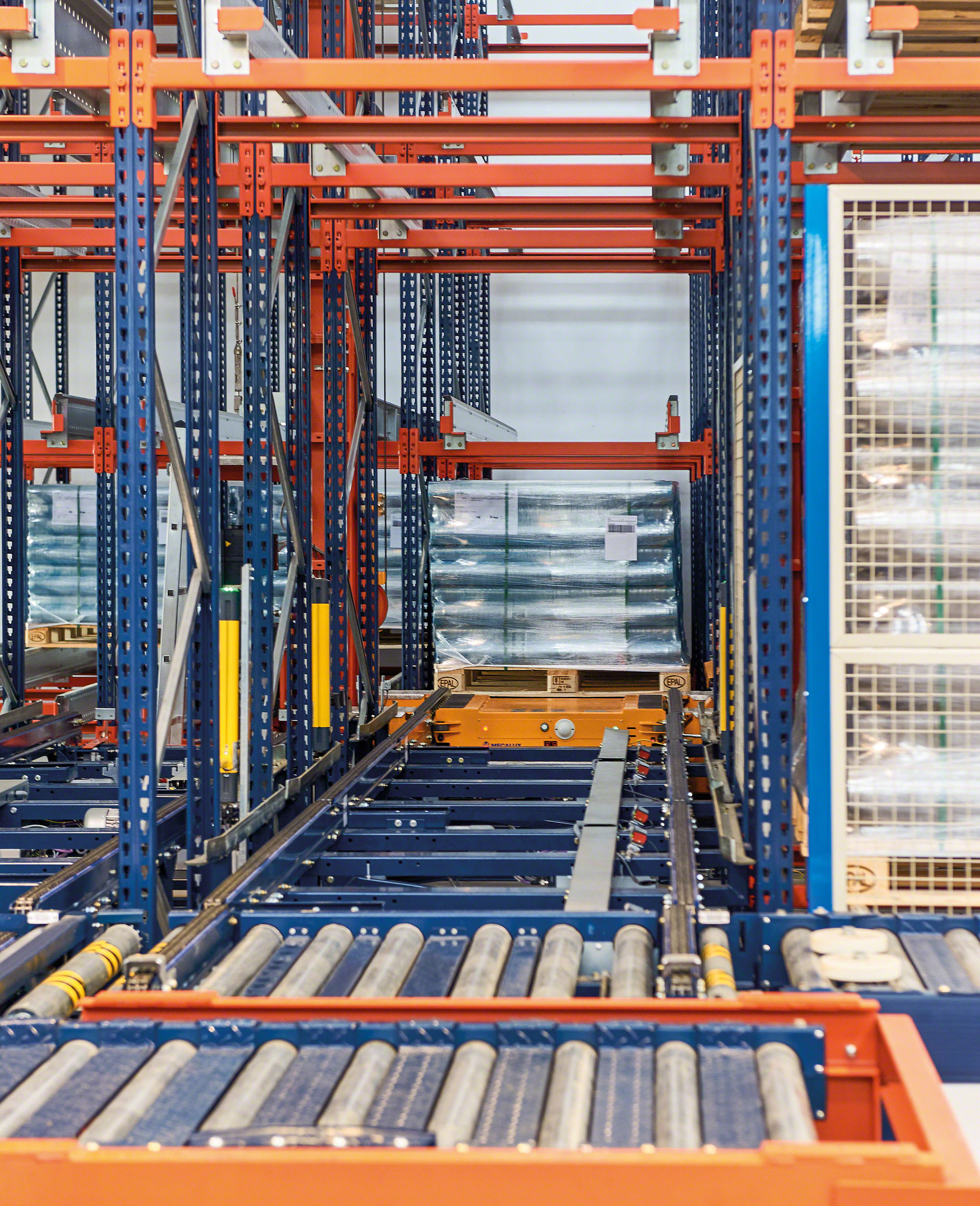 Automatische shuttles zijn voorzien van veiligheidselementen, zoals onder andere palletcentreerders of stoppers