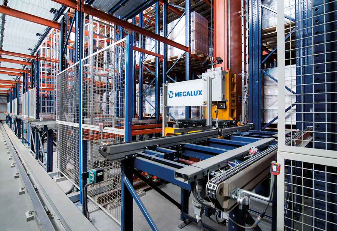 Automatische opslagoplossingen vergemakkelijken de afhandeling van de goederen in magazijnen voor chemische opslag