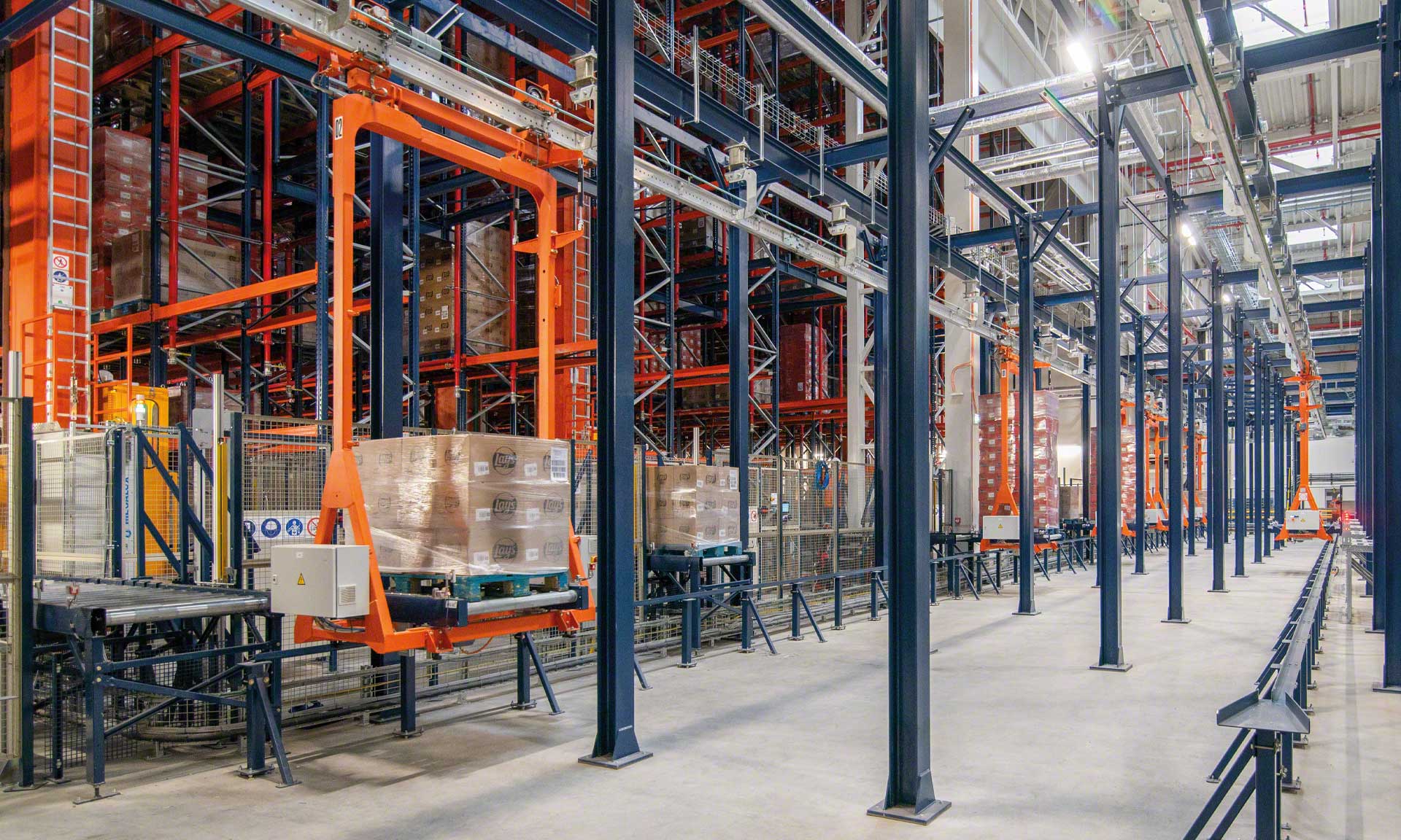 PepsiCo automatiseert zijn magazijn om duizenden pallets chips te verdelen.