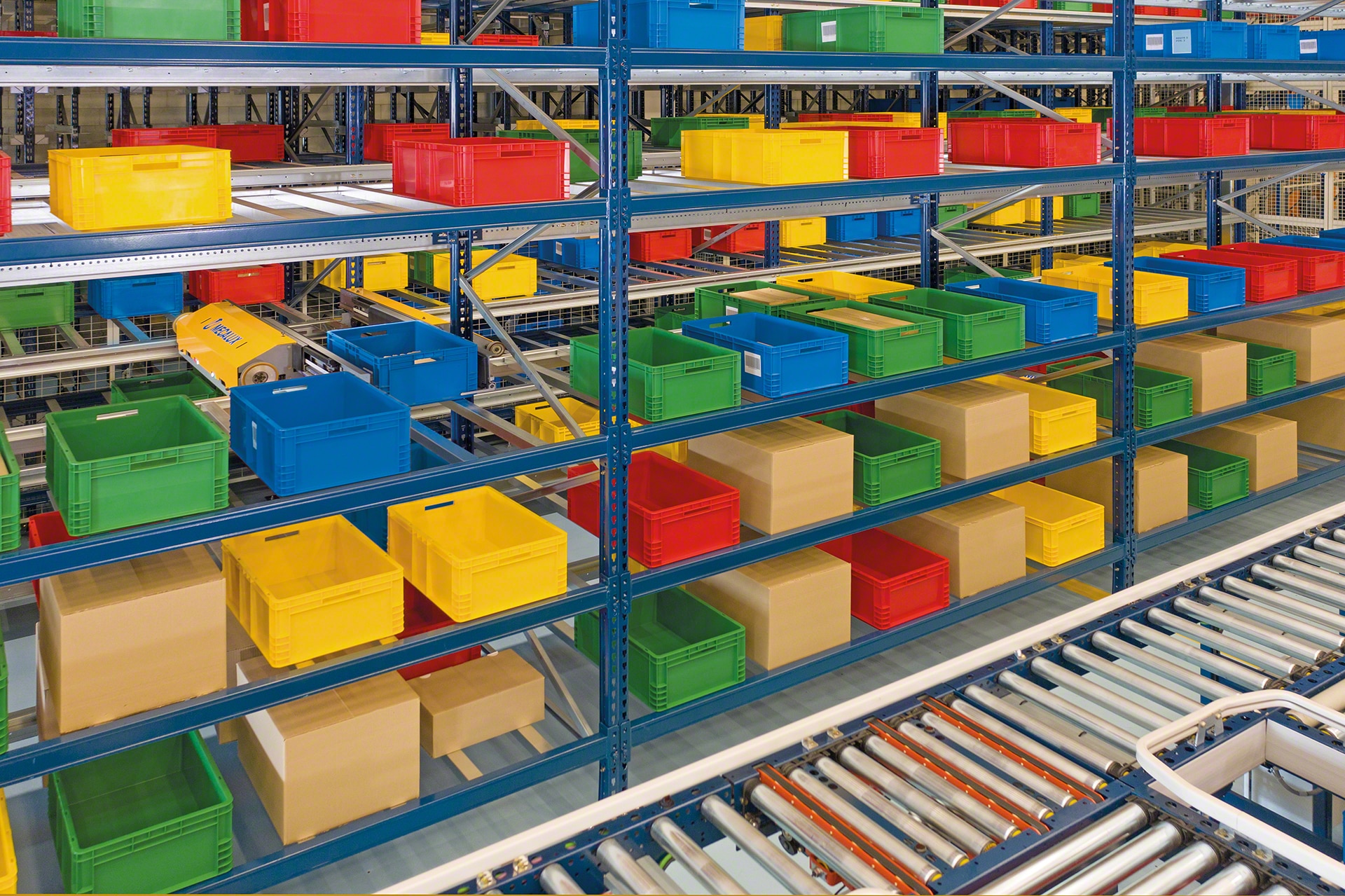 Het shuttlesysteem voor dozen en magazijnbakken kan verschillende typen magazijnbakken hanteren, zowel van kunststof als karton, en van verschillende afmetingen