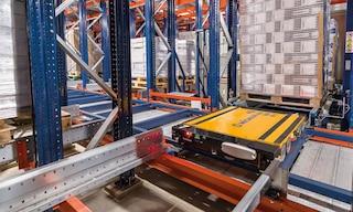 De elektrische shuttle heeft 12 zwenk- en 10 langswielen voor soepel en wendbaar gebruik