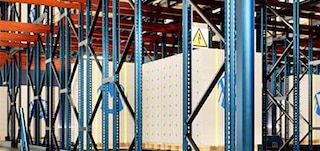 De jukken en liggers vormen de stellingen waarop de pallets worden geplaatst