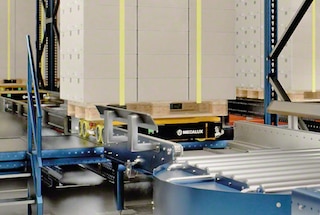 Een 3D shuttle pikt de pallet op en start het traject