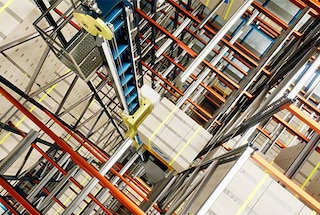 Indien nodig verplaatst de 3D Shuttle de pallet naar een hoger niveau