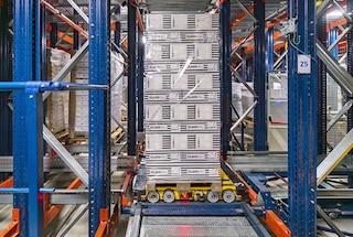 De shuttle kan zich in alle richtingen door de stellingen heen bewegen