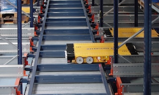 De 4-Way-shuttle kan autonoom door de gangpaden van de stellingen bewegen
