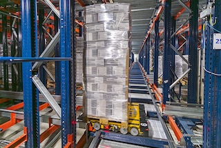 De 4-Way Pallet Shuttle komt aan op de toegewezen locatie om de pallet neer te zetten