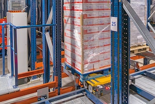 Een 4-Way shuttle pikt de pallet op en start het traject