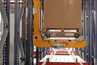 Indien nodig verplaatst de 4-Way Shuttle de pallet naar een hoger niveau