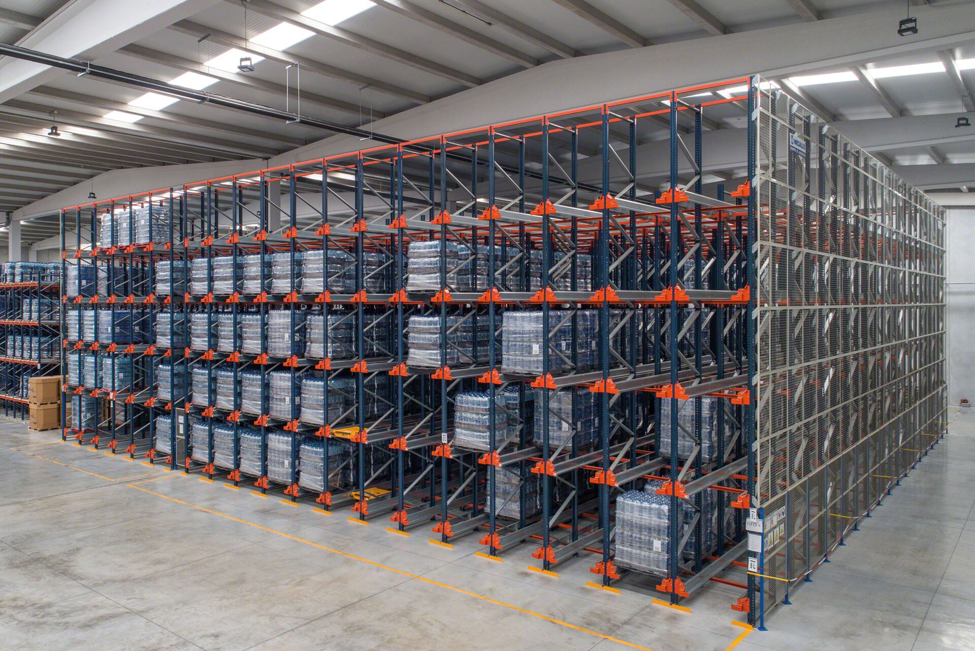 Het afhandelingsmaterieel plaats de Pallet Shuttle in de opslagkanalen