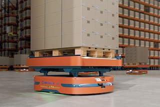 AMR-robots vervoeren pallets in het magazijn