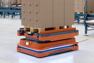 AMR-robots vervoeren pallets in het magazijn