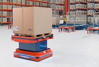 De mobiele robots navigeren autonoom door het magazijn op basis van virtuele kaarten