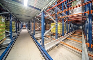 Met het Automatische Pallet Shuttle-systeem kunnen diepe opslagkanalen worden gemaakt