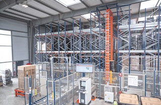 Een WMS zoals Easy WMS van Mecalux regelt de werking van een geautomatiseerd Pallet Shuttle-magazijn